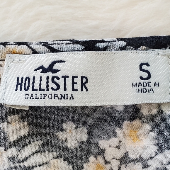 Hollister Black With Daisies Top - Picture 9 of 14